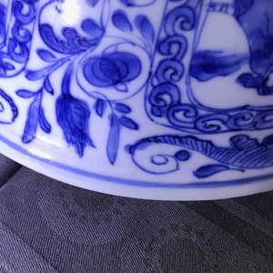 Een Chinese blauwwitte kom met figuren in vakverdeling, Wanli — foto 24