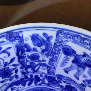 Een Chinese blauwwitte kom met figuren in vakverdeling, Wanli — foto 9