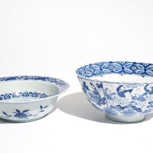Een Chinese blauwwitte kom met figuren, Kangxi en een klapmuts met blauwwit kraanvogeldecor, wellicht Wanli — foto 1