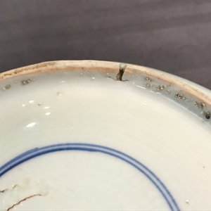 Een Chinese blauwwitte kom met figuren, Kangxi en een klapmuts met blauwwit kraanvogeldecor, wellicht Wanli — foto 13