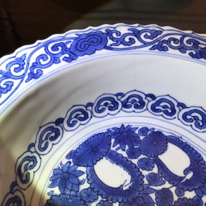 Een Chinese blauwwitte kom met figuren, Kangxi en een klapmuts met blauwwit kraanvogeldecor, wellicht Wanli — foto 14