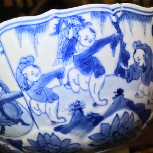 Een Chinese blauwwitte kom met figuren, Kangxi en een klapmuts met blauwwit kraanvogeldecor, wellicht Wanli — foto 17