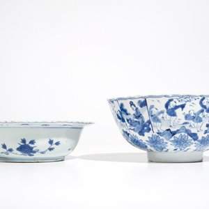 Een Chinese blauwwitte kom met figuren, Kangxi en een klapmuts met blauwwit kraanvogeldecor, wellicht Wanli — foto 2