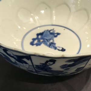 Een Chinese blauwwitte kom met figuren, Kangxi en een klapmuts met blauwwit kraanvogeldecor, wellicht Wanli — foto 21