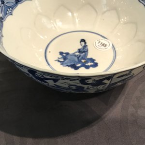 Een Chinese blauwwitte kom met figuren, Kangxi en een klapmuts met blauwwit kraanvogeldecor, wellicht Wanli — foto 23