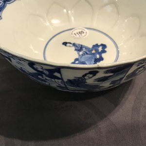 Een Chinese blauwwitte kom met figuren, Kangxi en een klapmuts met blauwwit kraanvogeldecor, wellicht Wanli — foto 24