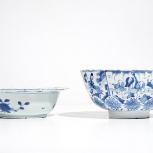 Een Chinese blauwwitte kom met figuren, Kangxi en een klapmuts met blauwwit kraanvogeldecor, wellicht Wanli — foto 3