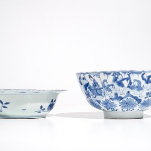 Een Chinese blauwwitte kom met figuren, Kangxi en een klapmuts met blauwwit kraanvogeldecor, wellicht Wanli — foto 4