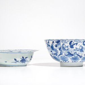 Een Chinese blauwwitte kom met figuren, Kangxi en een klapmuts met blauwwit kraanvogeldecor, wellicht Wanli — foto 5