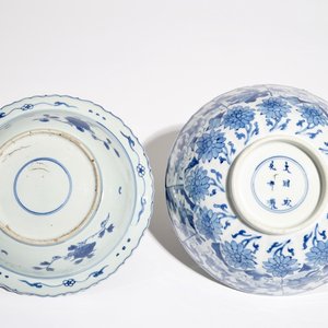 Een Chinese blauwwitte kom met figuren, Kangxi en een klapmuts met blauwwit kraanvogeldecor, wellicht Wanli — foto 7
