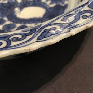 Een Chinese blauwwitte kom met figuren, Kangxi en een klapmuts met blauwwit kraanvogeldecor, wellicht Wanli — foto 8