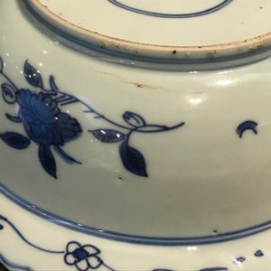 Een Chinese blauwwitte kom met figuren, Kangxi en een klapmuts met blauwwit kraanvogeldecor, wellicht Wanli — foto 10