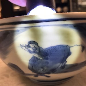 Een Chinese blauwwitte kom met figuren op een stier, Chenghua merk, Transitie periode — foto 11