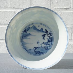 Een Chinese blauwwitte kom met fijn landschapsdecor, Yongzheng merk en periode — foto 13