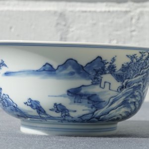Een Chinese blauwwitte kom met fijn landschapsdecor, Yongzheng merk en periode — foto 9