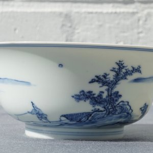 Een Chinese blauwwitte kom met fijn landschapsdecor, Yongzheng merk en periode — foto 10
