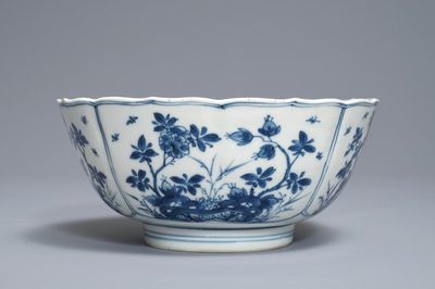 Een Chinese blauwwitte kom met floraal decor in vakverdeling, Kangxi