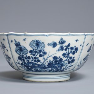 Een Chinese blauwwitte kom met floraal decor in vakverdeling, Kangxi — foto 3