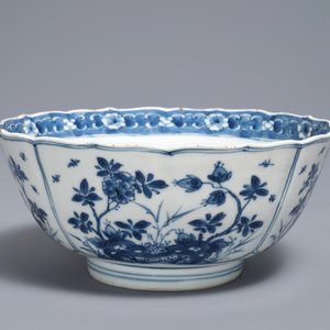Een Chinese blauwwitte kom met floraal decor in vakverdeling, Kangxi — foto 7