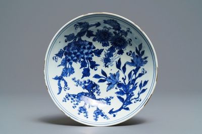 Een Chinese blauwwitte kom met floraal decor, Jiajing merk en periode