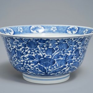 Een Chinese blauwwitte kom met floraal decor, Kangxi merk en periode — foto 1