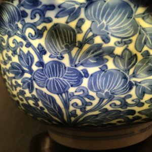 Een Chinese blauwwitte kom met floraal decor, Kangxi merk en periode — foto 15