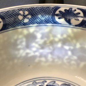 Een Chinese blauwwitte kom met floraal decor, Kangxi merk en periode — foto 19