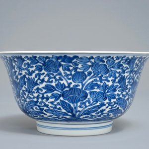 Een Chinese blauwwitte kom met floraal decor, Kangxi merk en periode — foto 2
