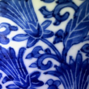 Een Chinese blauwwitte kom met floraal decor, Kangxi merk en periode — foto 25