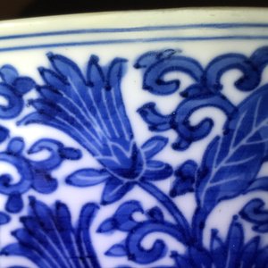 Een Chinese blauwwitte kom met floraal decor, Kangxi merk en periode — foto 26