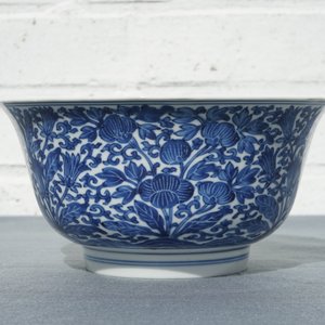 Een Chinese blauwwitte kom met floraal decor, Kangxi merk en periode — foto 8
