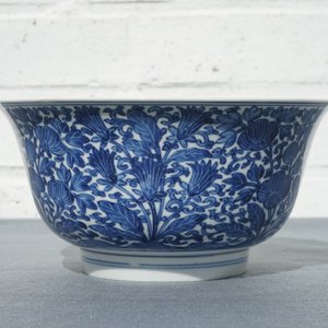 Een Chinese blauwwitte kom met floraal decor, Kangxi merk en periode — foto 10