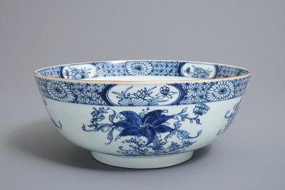 Een Chinese blauwwitte kom met floraal decor, Qianlong