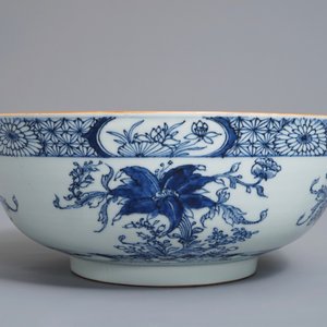 Een Chinese blauwwitte kom met floraal decor, Qianlong — foto 2