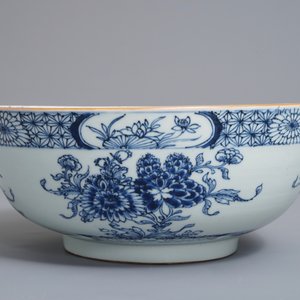 Een Chinese blauwwitte kom met floraal decor, Qianlong — foto 3