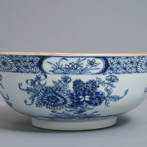 Een Chinese blauwwitte kom met floraal decor, Qianlong — foto 5