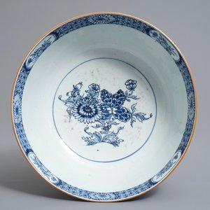 Een Chinese blauwwitte kom met floraal decor, Qianlong — foto 6