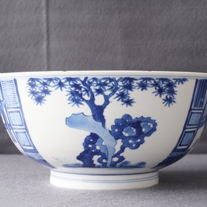 Een Chinese blauwwitte kom met florale en figuratieve panelen, Kangxi merk en periode — foto 15