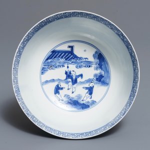 Een Chinese blauwwitte kom met florale en figuratieve panelen, Kangxi merk en periode — foto 7