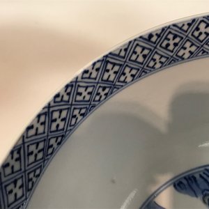 Een Chinese blauwwitte kom met florale en figuratieve panelen, Kangxi merk en periode — foto 8