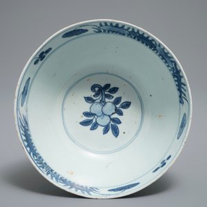 Een Chinese blauwwitte kom met lotusslingers, Jiajing — foto 7