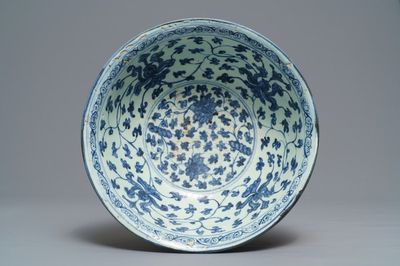 Een Chinese blauwwitte kom met pioenslingers, Ming