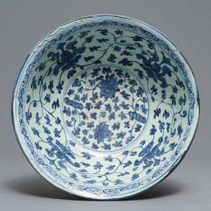 Een Chinese blauwwitte kom met pioenslingers, Ming — foto 1
