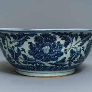 Een Chinese blauwwitte kom met pioenslingers, Ming — foto 5