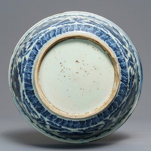 Een Chinese blauwwitte kom met pioenslingers, Ming — foto 6