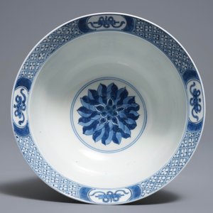 Een Chinese blauwwitte kom met shou-karakters, Chenghua merk, Kangxi — foto 4
