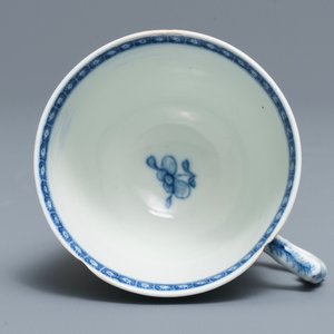 Een Chinese blauwwitte kop en schotel en een bord met mythologisch decor van Neptunus, Qianlong — foto 8