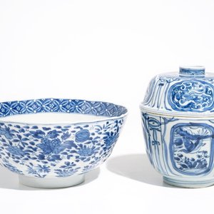Een Chinese blauwwitte kraakporseleinen dekselkom, Wanli, en een florale kom, Kangxi — foto 1