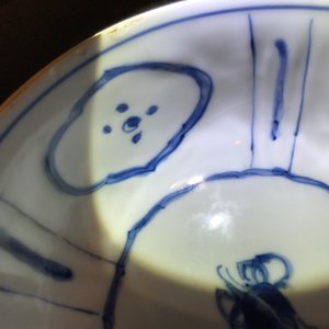 Een Chinese blauwwitte kraakporseleinen dekselkom, Wanli, en een florale kom, Kangxi — foto 13