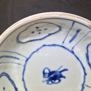 Een Chinese blauwwitte kraakporseleinen dekselkom, Wanli, en een florale kom, Kangxi — foto 15